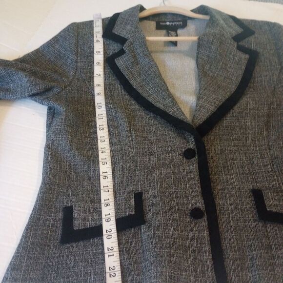 Sag Harbor waist length blazer with satin trimmed lapel and  buttons - Picture 8 of 10